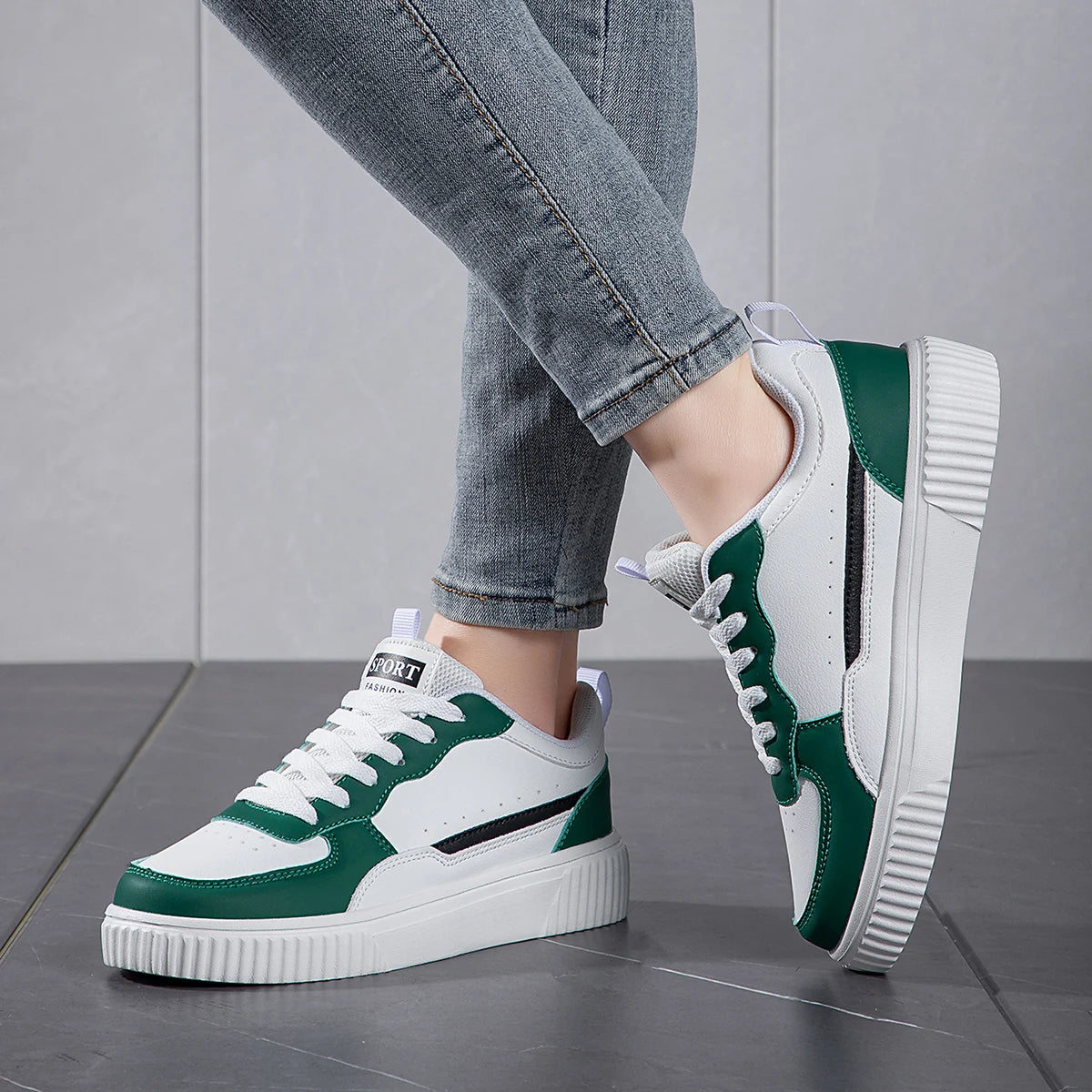 Men's Summer Breathable Trendy Versatile Casual White Sneakers for Teenagers Non-Slip Sports Thick-Soled White Shoes